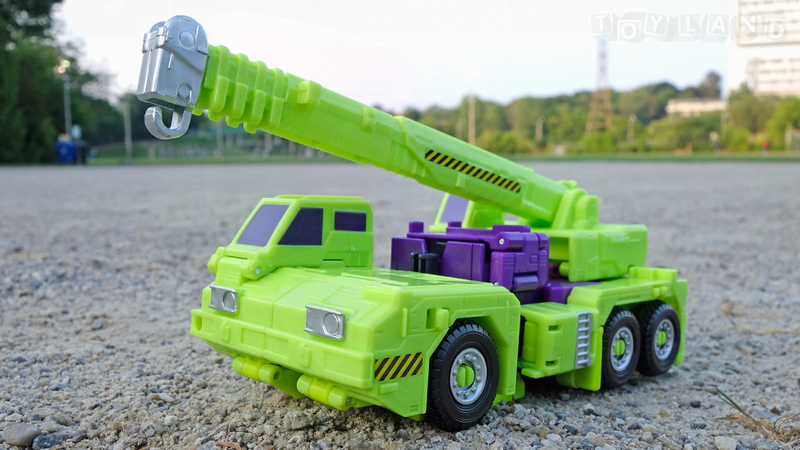 Illustration for article titled The Colossal New Transformers Devastator Is Better than the Original